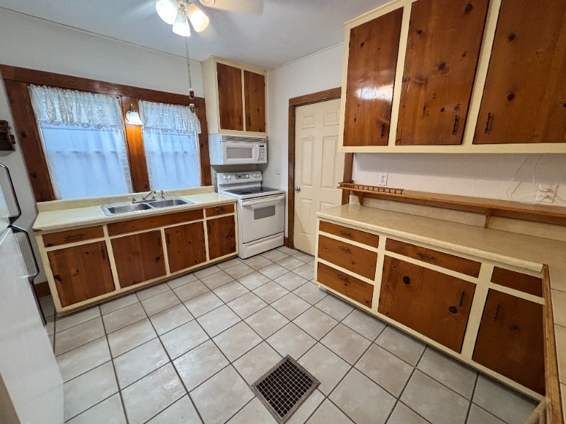 Building Photo - 1321 Lay Blvd