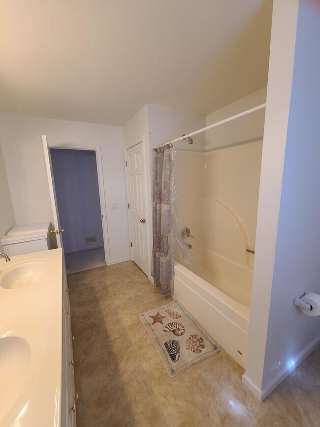 Building Photo - 5 Bedroom 2 and 1/2 bathrooms located in Cherry Hills Subdivision! Available Now!