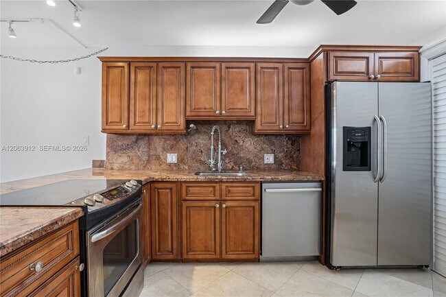 Building Photo - 3375 N Country Club Dr
