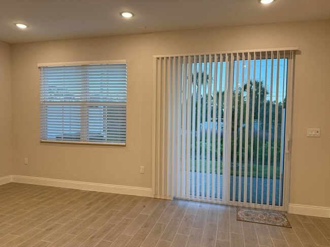 Building Photo - 148 SE Birch Ter