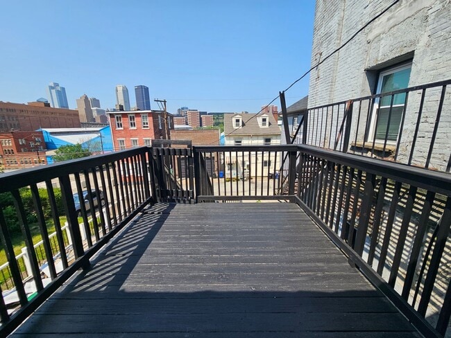 Building Photo - Newly updated 2 bedroom 1 bath apartment f...