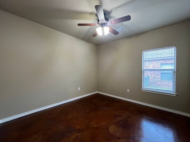 Building Photo - 3 Bedroom Single Family Home