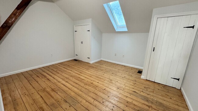 Building Photo - Lower Pottsgrove 2 Bedroom 1 bath Apartment $1,945/ month