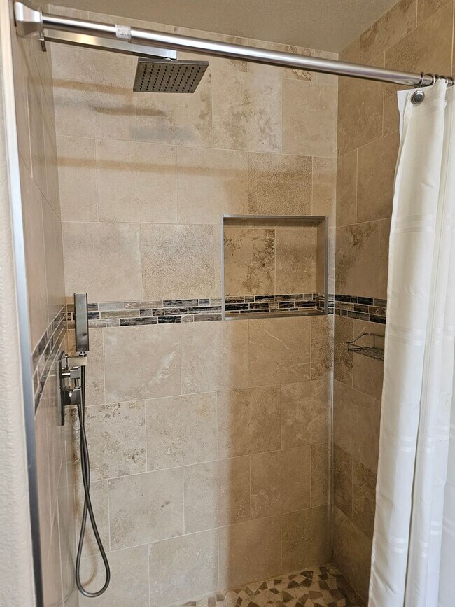 Building Photo - Spacious 5 bd room 2.5 bathroom home