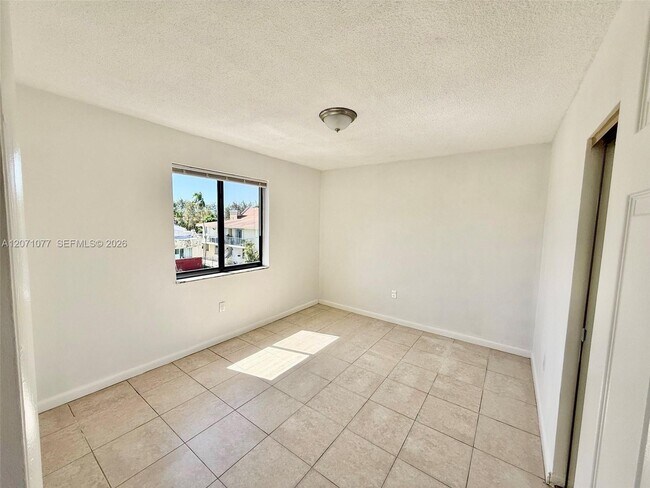 Building Photo - 1530 SW 2nd St