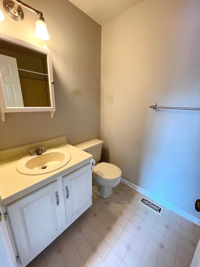 Building Photo - Great Neck area Townhome, Available Now!