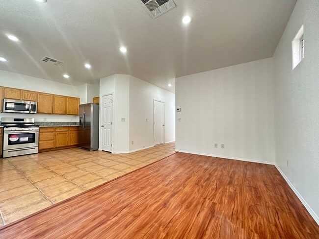 Building Photo - Single Family Home 3 Beds, 2.5 bath, 1 car garage