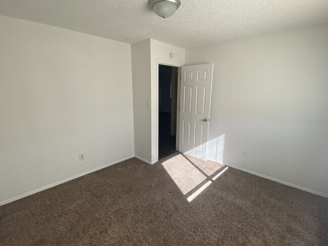 Building Photo - Cozy Condo Available NOW!