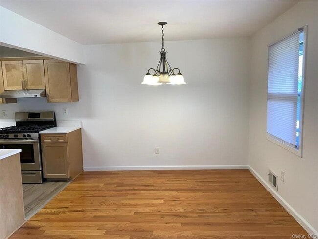 Building Photo - 138 New Holland Village