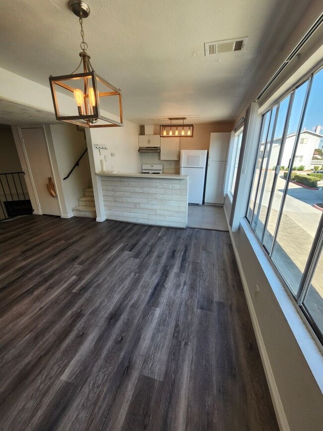 Building Photo - 3-Story Condo in West Covina