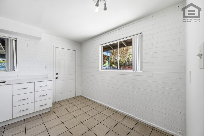 Building Photo - 4711