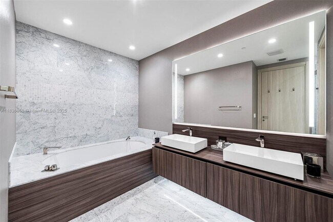 Building Photo - 1000 Brickell Plz