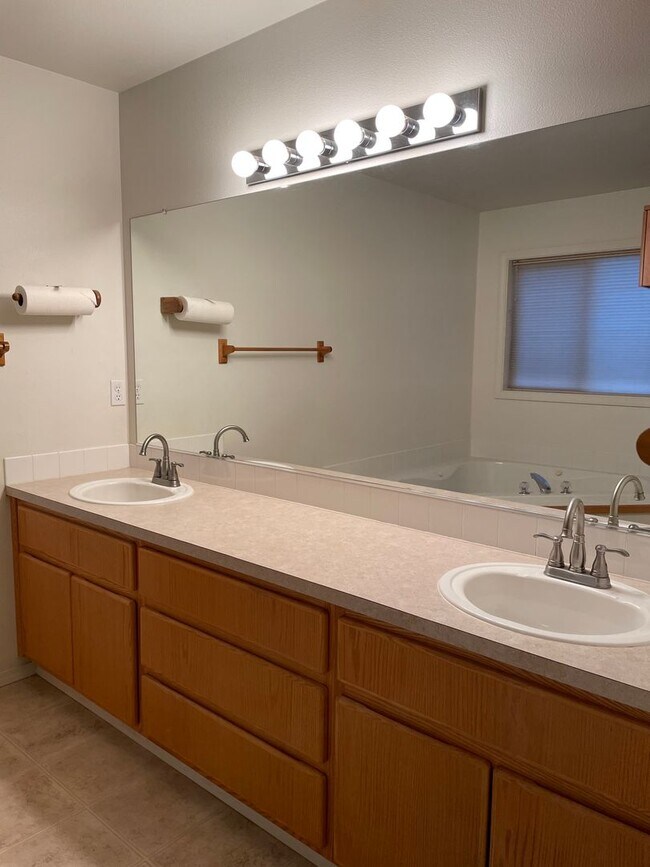 Building Photo - FANTASTIC 4 Bed 2.5 Bath Home in Salmon Creek! HUGE side yard and back yard! Extra large private ...