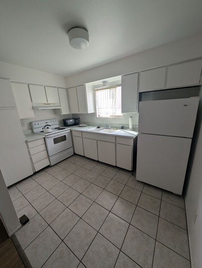 Building Photo - 4 Plex - Two Bedroom and 1 Bath Unit for Rent