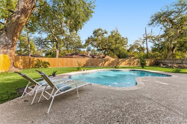 Building Photo - 303 Narcissus St