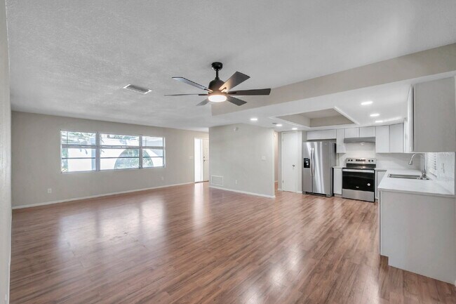 Building Photo - Modern, Move-In-Ready 3/2 Home with Spacious Yard & Garage |