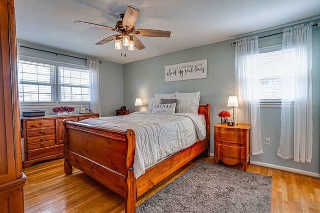 Building Photo - Gorgeous single-family home close to Belvo...