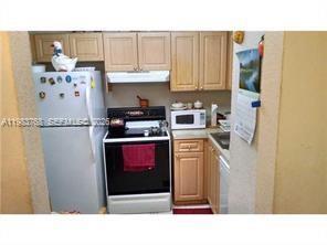 Building Photo - 9320 Fontainebleau Blvd