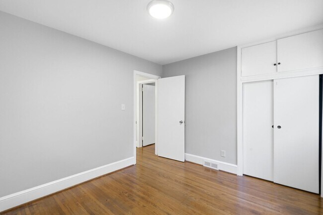 Building Photo - Move-in Ready 3 Bedroom Ranch Home in Eastway Park