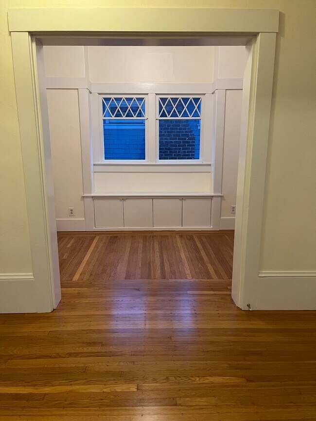 Building Photo - Beautiful Centrally Located Rockridge Craf...