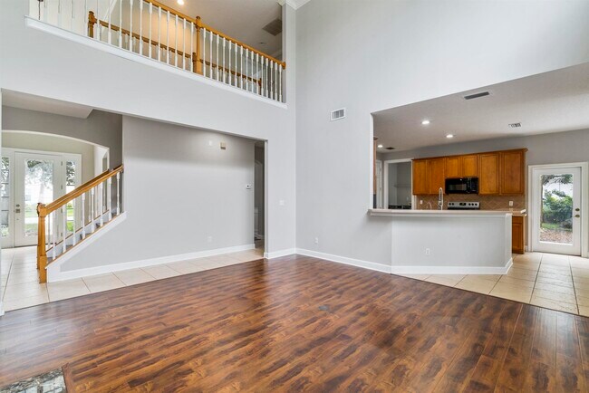 Building Photo - 206 2nd St