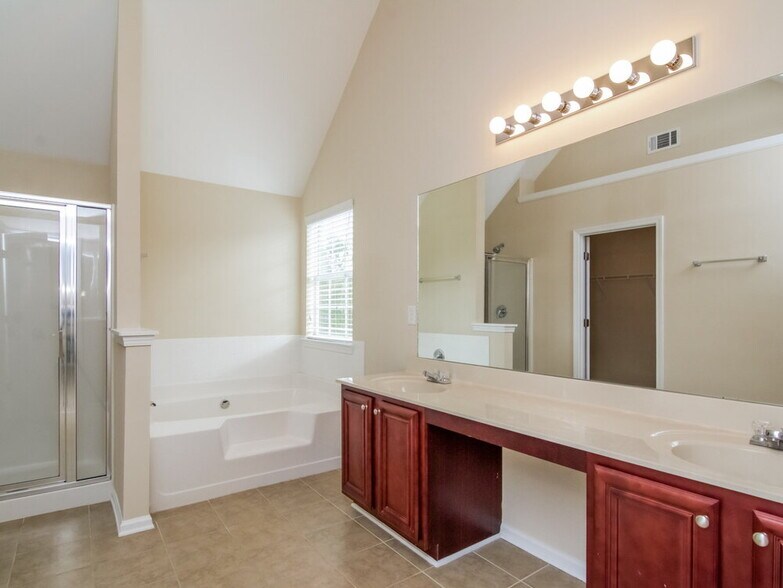 Building Photo - 4940 Hopewell Manor Dr