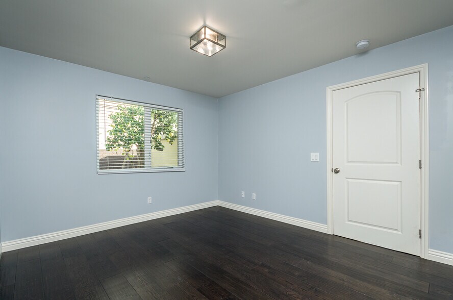 Building Photo - 736 N Wilton Pl