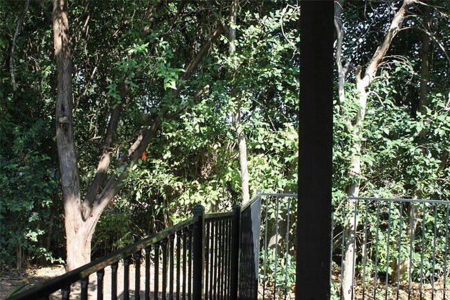 Building Photo - 516 E Slaughter Ln