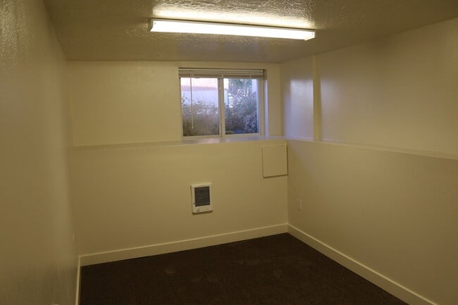 Building Photo - 6 bedroom 2 bath home