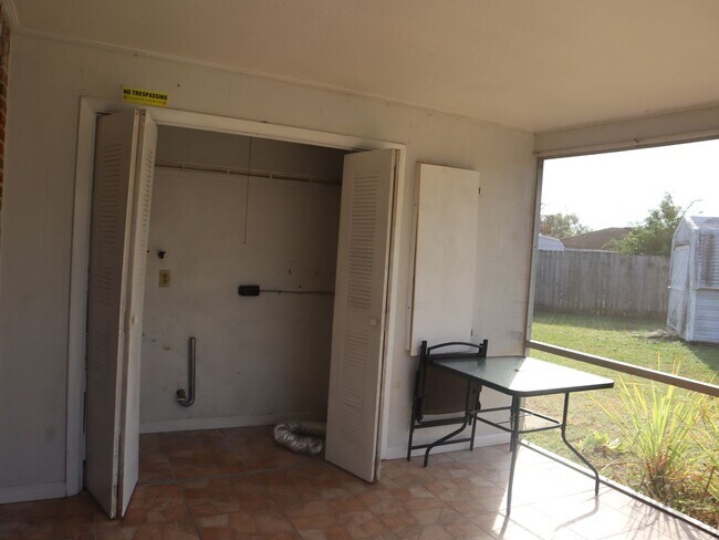 Building Photo - 2 Bed 1 bath Granite Countertops  Screen Porch Call Carole Arcaro Deltona Lakes Realty 386-216-4900