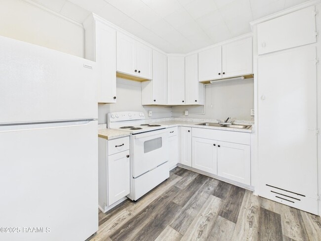 Building Photo - 906 Center St