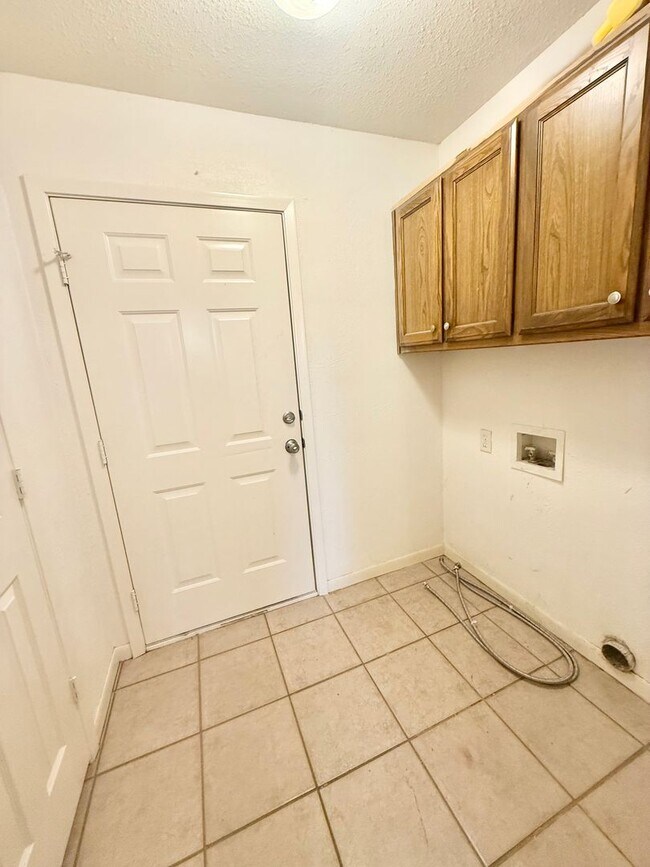 Building Photo - Spacious 2-bed/2-bath!