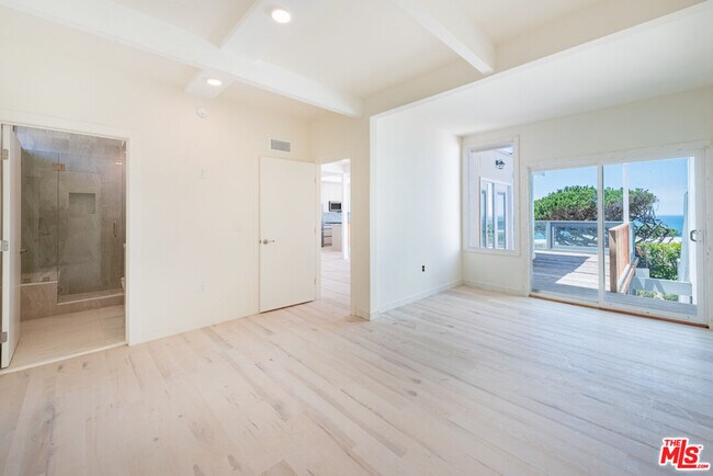 Building Photo - 7273 Birdview Ave
