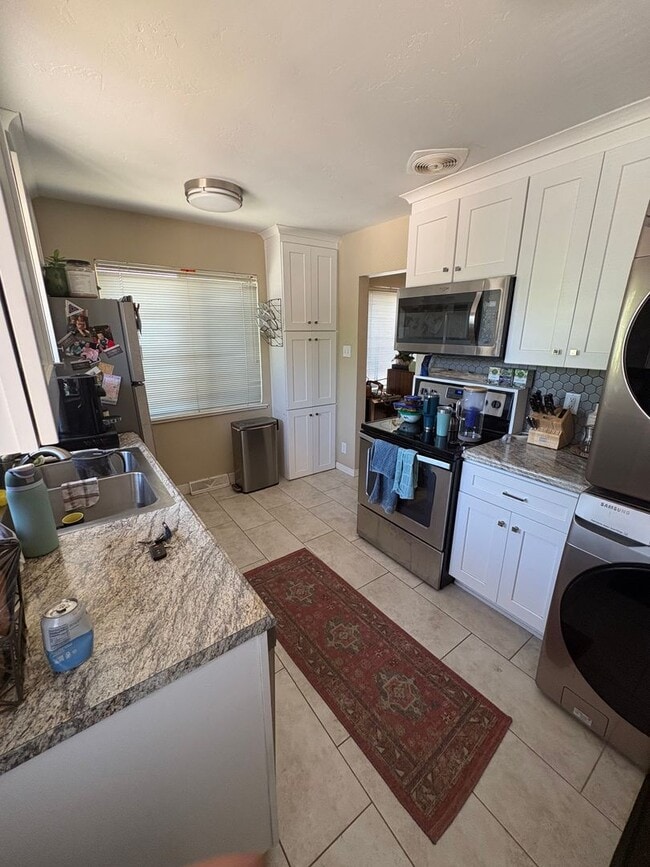 Building Photo - Updated 2BD Duplex | Edgewater Location