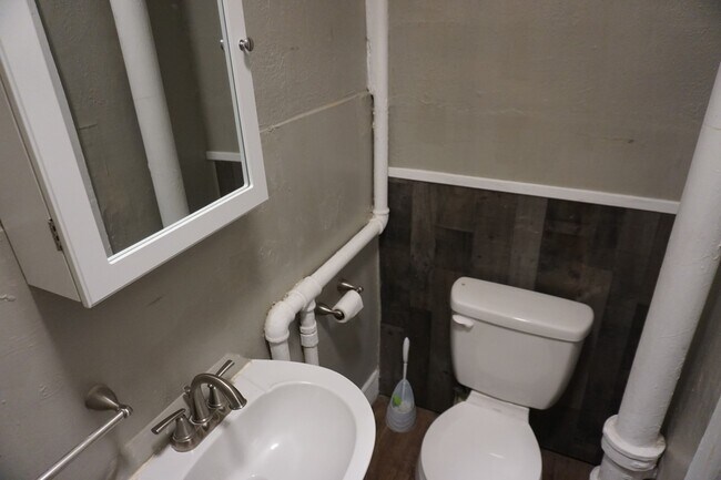 Building Photo - 968 W 500 S