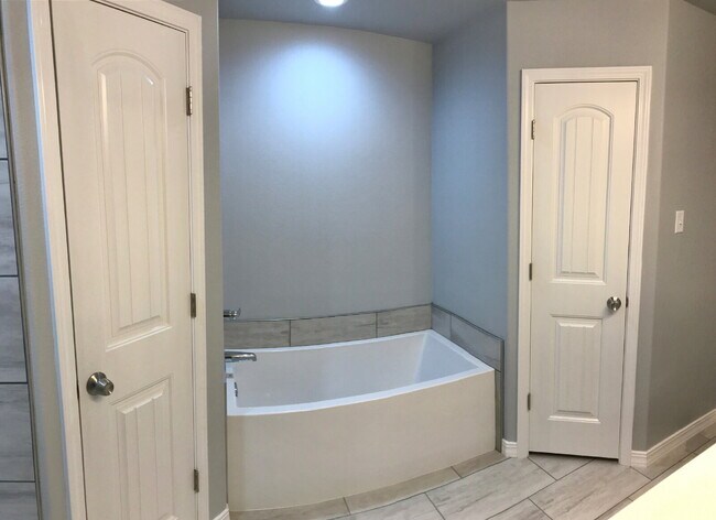 Building Photo - 3/2/2 In Willow Bend!