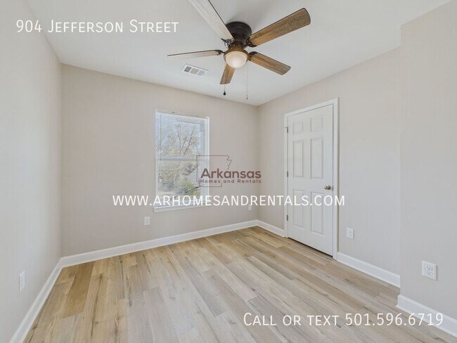 Building Photo - 904 Jefferson St