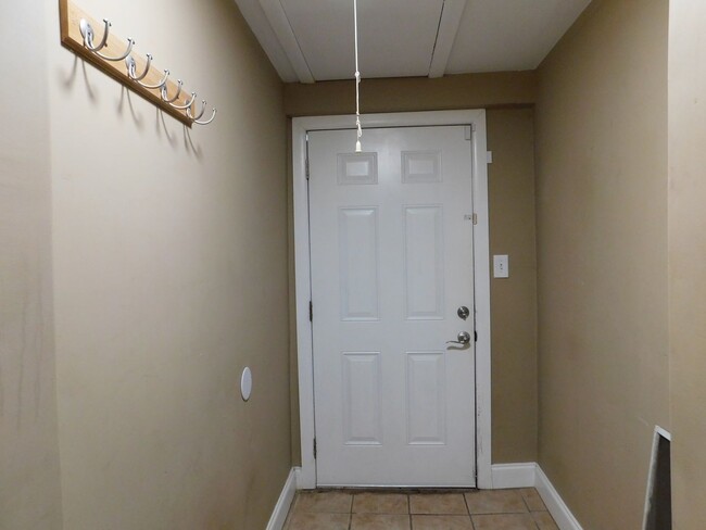 Building Photo - Cute 2 Bedroom 1 Bath House with Great Bac...