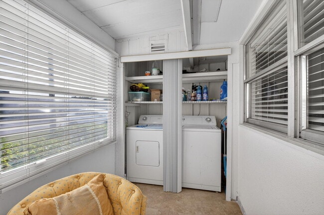 Building Photo - 1 Valencia A