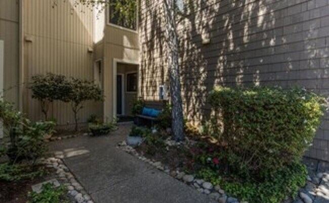 Building Photo - Gorgeous Two-Bedroom Condo with Golf Course Views in San Ramon!