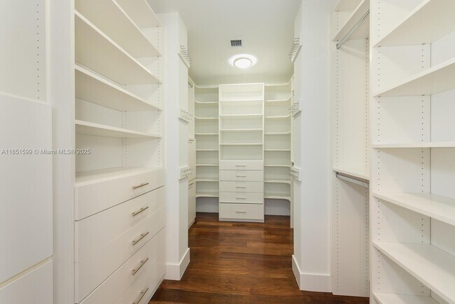Building Photo - 3875 Park Ave