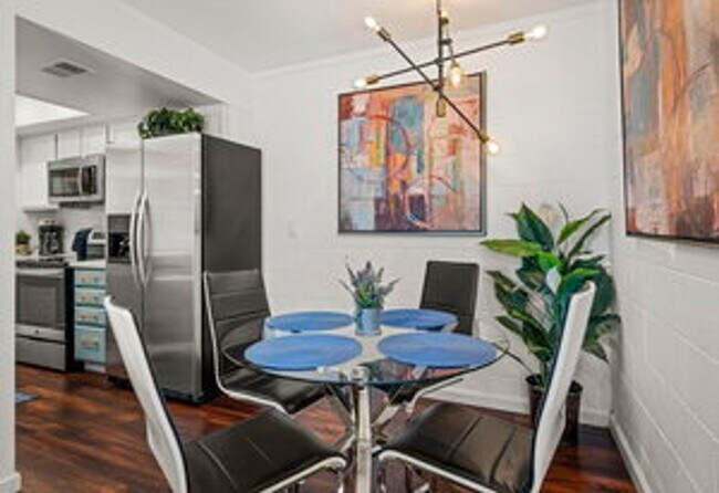 Building Photo - FULLY FURNISHED home available now.