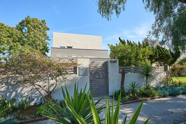 Building Photo - Summer in Style - Available for June! | Furnished 4BD Coronado Home