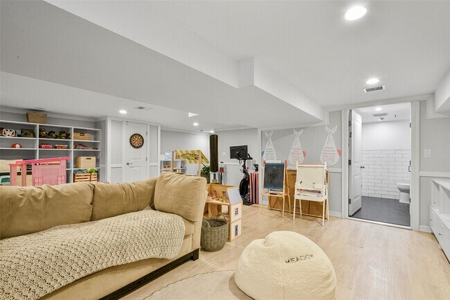Building Photo - 685 Barrymore Ln