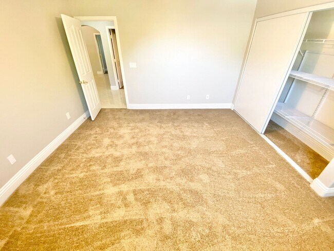 Building Photo - BEAUITFUL GATED PROPERTY 6 BEDROOMS/3 FULL...