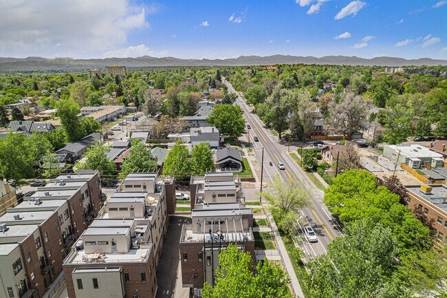 Building Photo - 2 Bed, 1 Bath Townhouse with Roof Top Deck