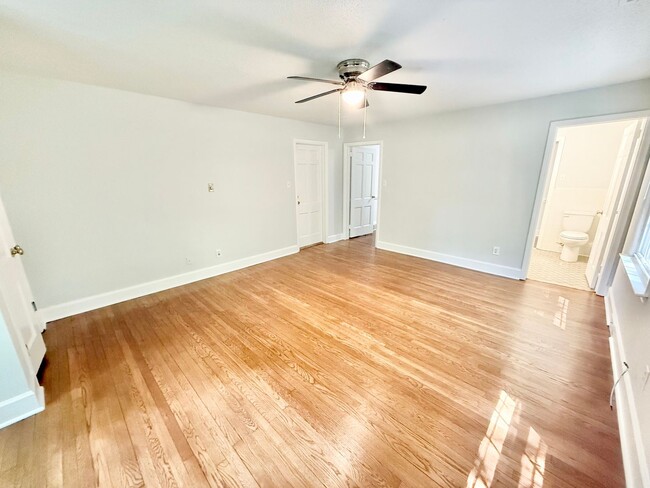 Building Photo - Beautiful 3 Bed 2 Bath Home Located Right ...