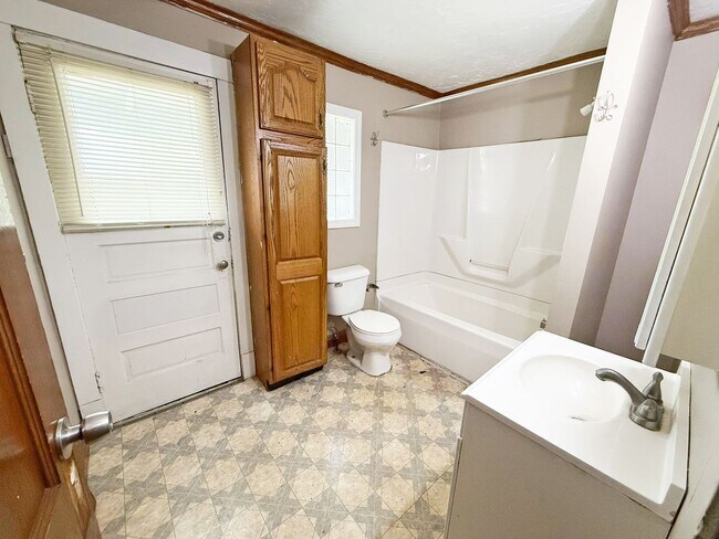 Building Photo - 3 BED 1 BATH BEAUTIFUL SINGLE FAMILY HOME ...