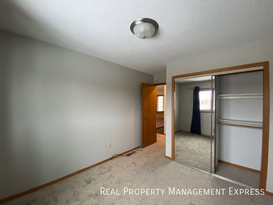 Building Photo - Spacious 4 bedroom 3 bathroom