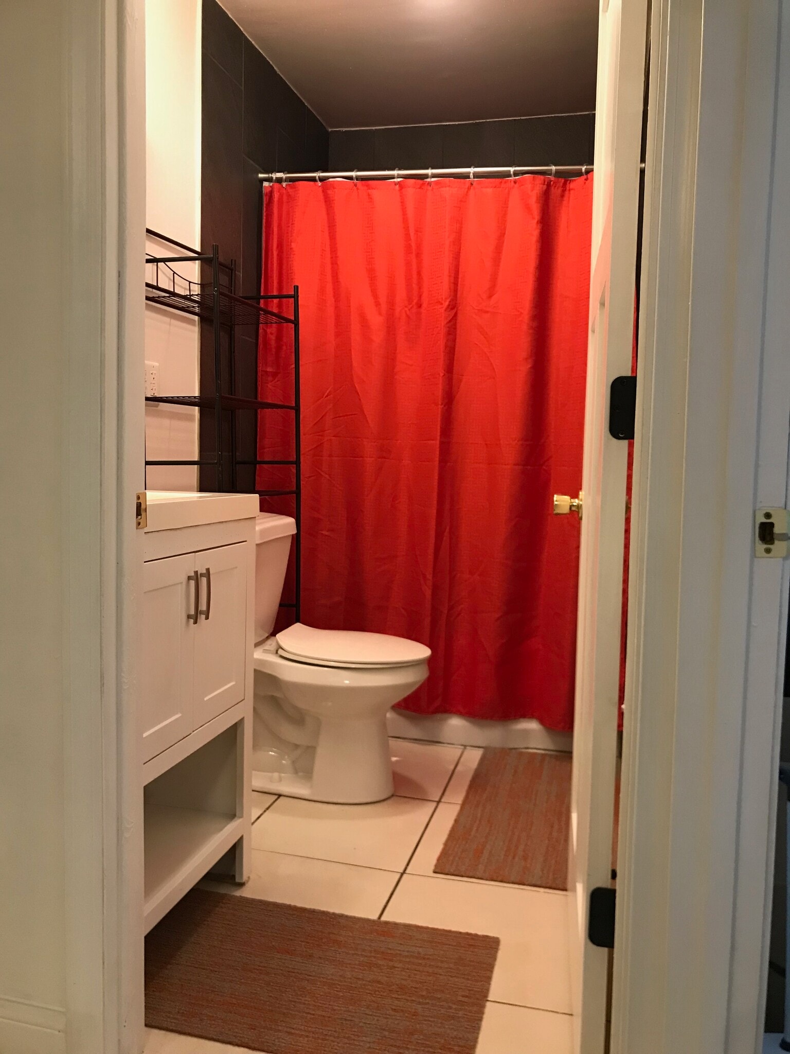 Bathroom - 211 N Lincoln St